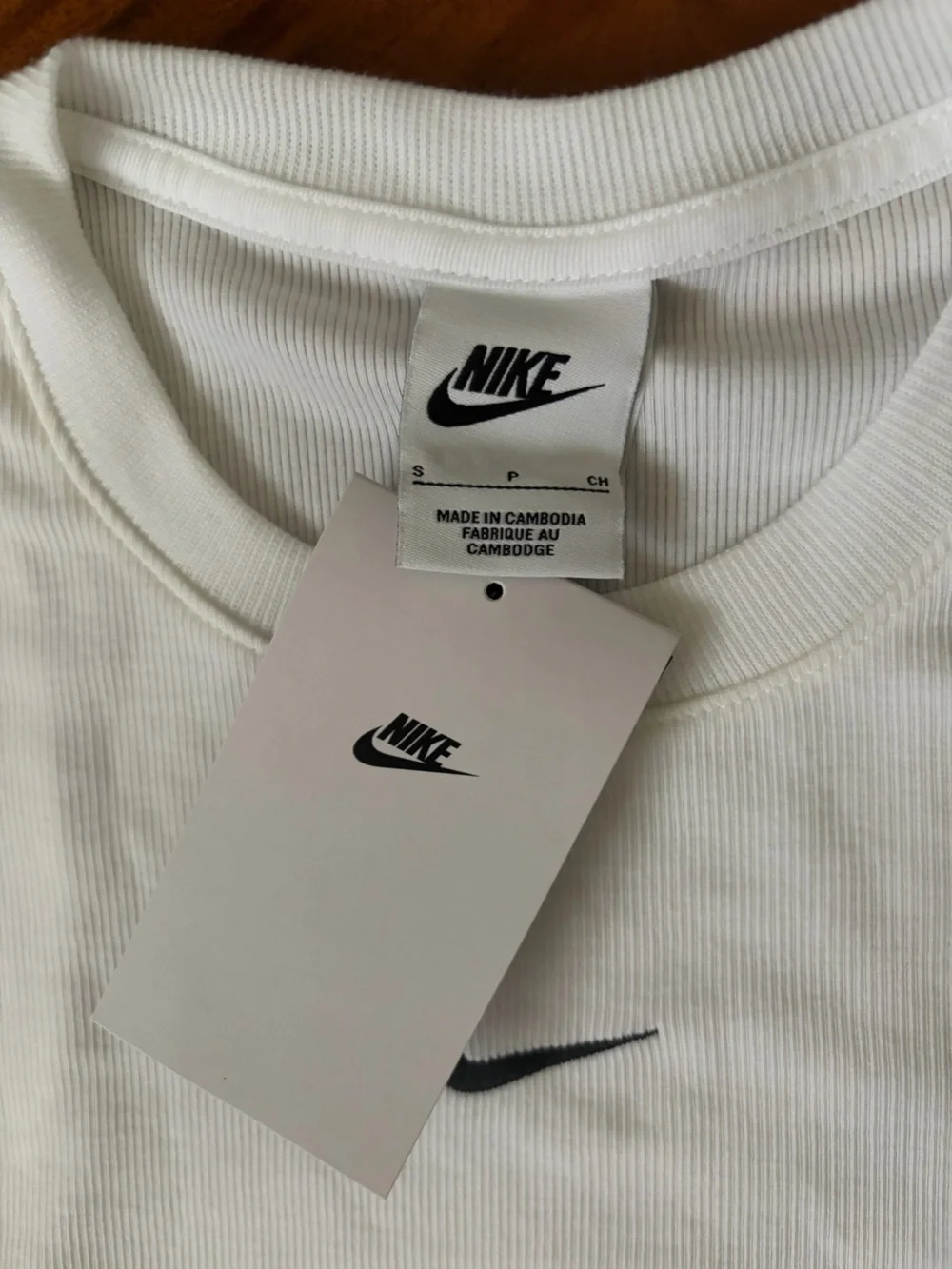 Nike women’s cropped white Ribbed Tank Top with Black Swoosh Small size NWT